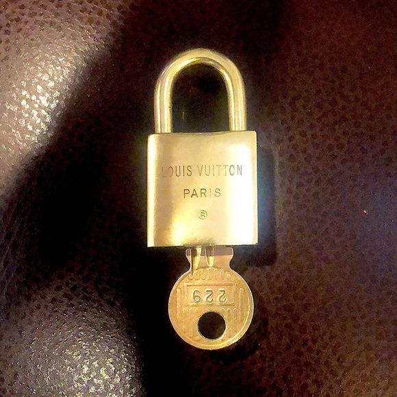 Vintage LV Louis Vuitton Padlock Lock & Key 229 - Picture 11 of 12